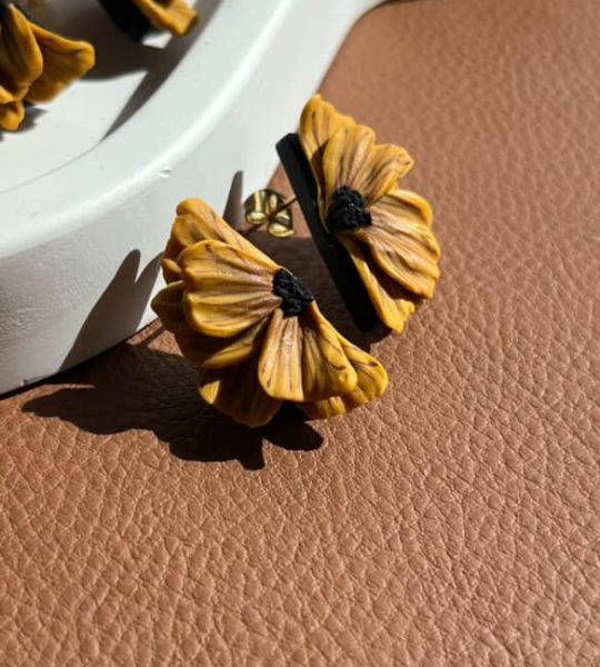 Святкові жіночі сережки квітка половинки з полімерної глини