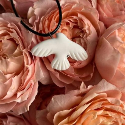 Жіночий кулон біла пташка горлиця з глини на шнурі