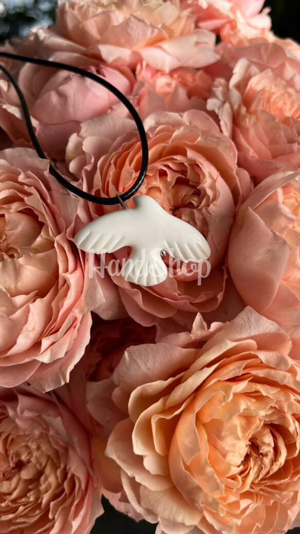 Жіночий кулон біла пташка горлиця з глини на шнурі Жіночий кулон біла пташка горлиця з глини на шнурі