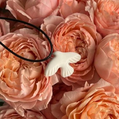 Жіночий кулон біла пташка горлиця з глини на шнурі