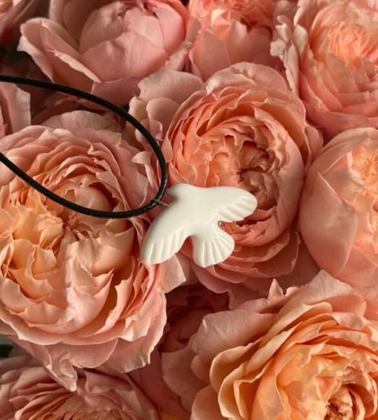 Жіночий кулон біла пташка горлиця з глини на шнурі