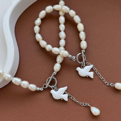 Жіночі сережки білі голубки полімерна глина та річкові перли