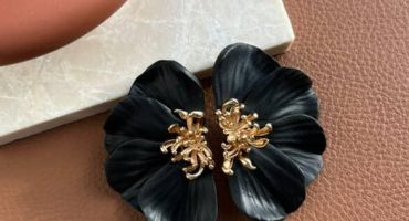 Вишукана загадка: авторські стильні сережки у формі пелюстків чорної квітки ручної роботи