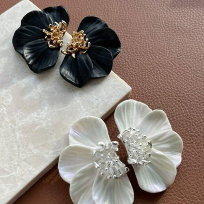 Стильні великі сережки чорна квітка половинки глина