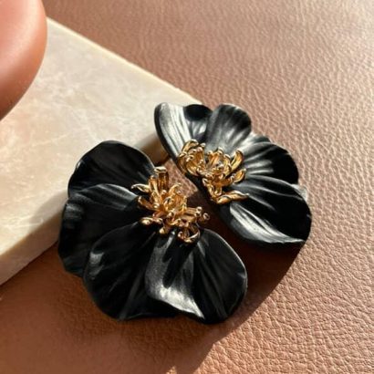 Стильні великі сережки чорна квітка половинки глина