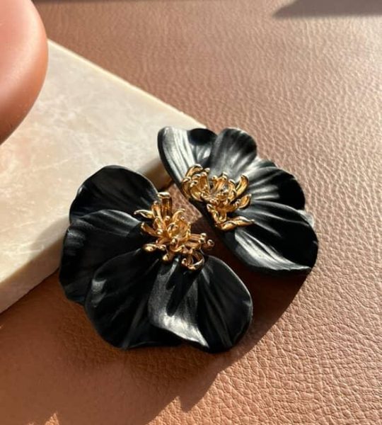 Стильні великі сережки чорна квітка половинки глина