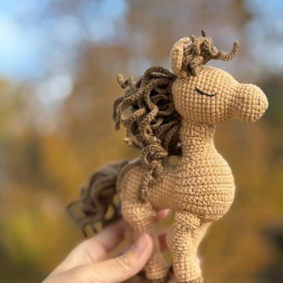 Іграшка символ 2026 року в'язаний коник сувенір