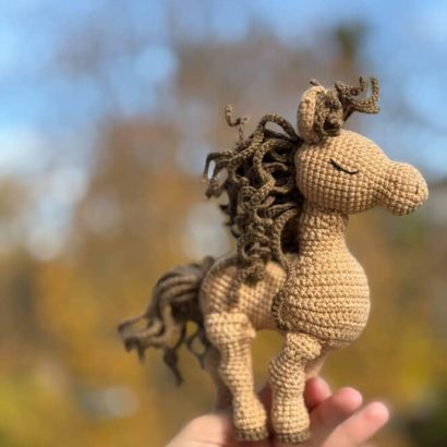 Іграшка символ 2026 року в'язаний коник сувенір