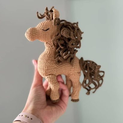 Іграшка символ 2026 року в'язаний коник сувенір