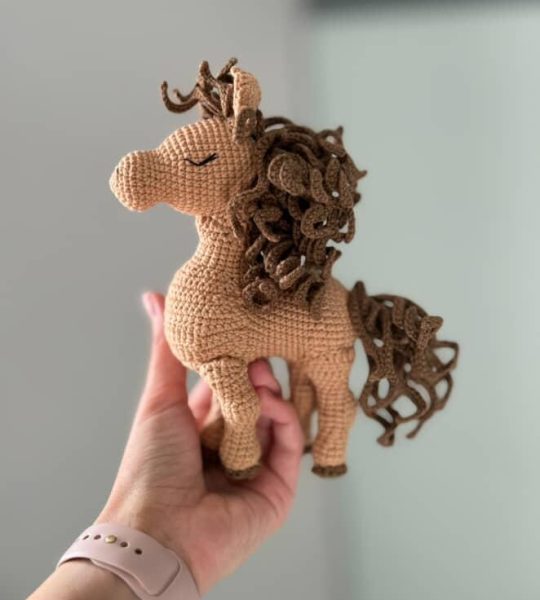 Іграшка символ 2026 року в'язаний коник сувенір