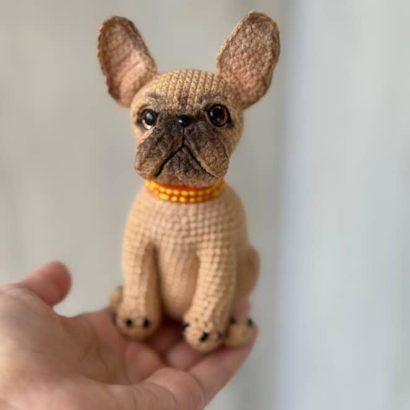Авторська іграшка в’язаний пес французький бульдог бежевий