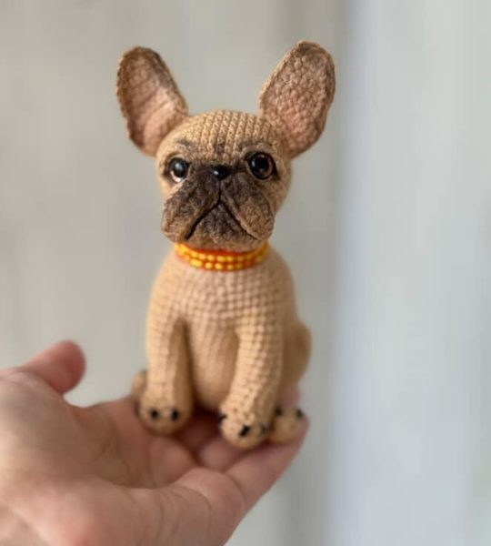 Авторська іграшка в’язаний пес французький бульдог бежевий