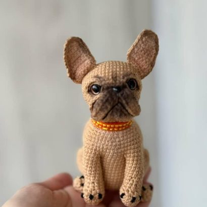 Авторська іграшка в’язаний пес французький бульдог бежевий