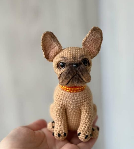 Авторська іграшка в’язаний пес французький бульдог бежевий