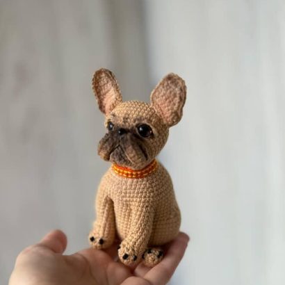 Авторська іграшка в’язаний пес французький бульдог бежевий