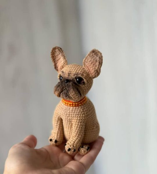 Авторська іграшка в’язаний пес французький бульдог бежевий