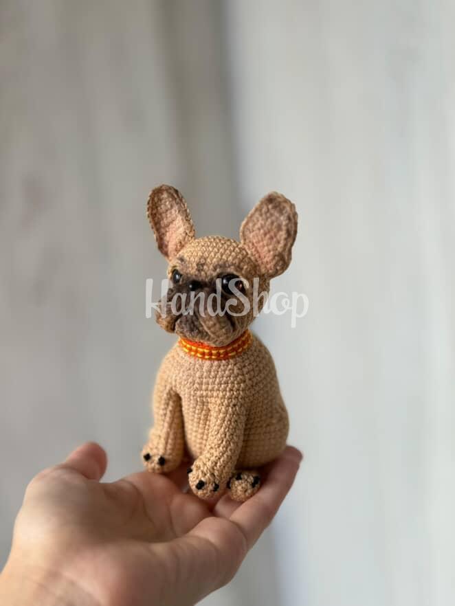 Авторська іграшка в’язаний пес французький бульдог бежевий Авторська іграшка в’язаний пес французький бульдог бежевий