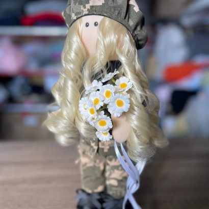 Сувенірна лялька кудрава білявка захисниця військова українка