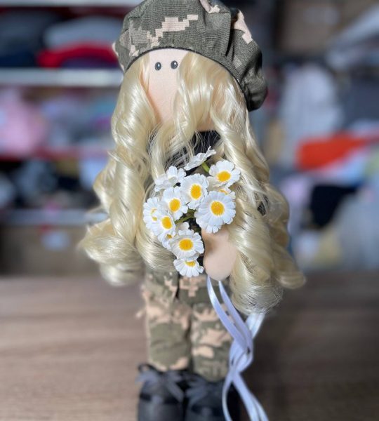 Сувенірна лялька кудрава білявка захисниця військова українка