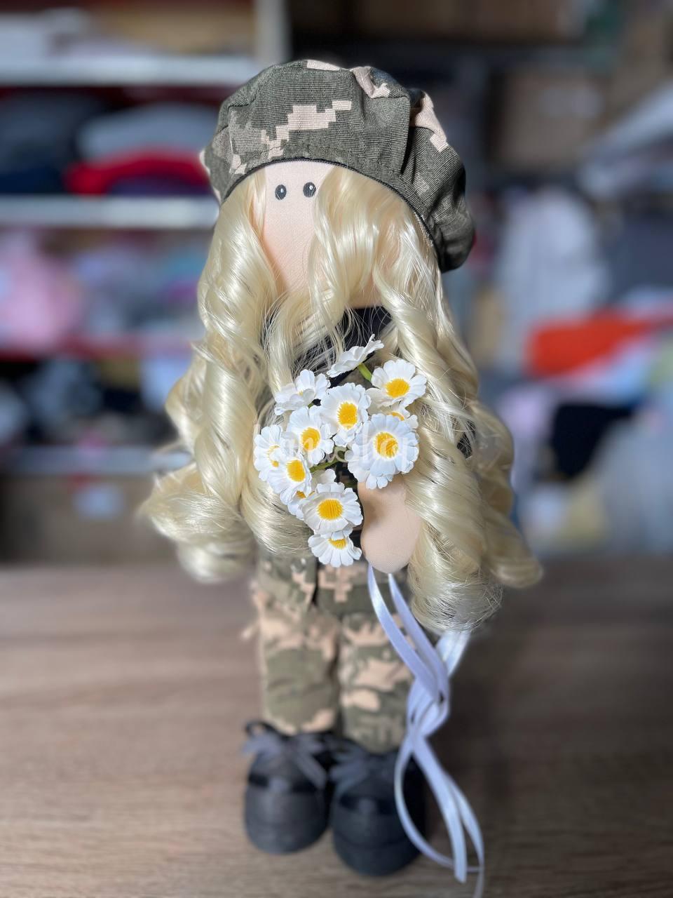 Сувенірна лялька кудрава білявка захисниця військова українка Сувенірна лялька кудрава білявка захисниця військова українка
