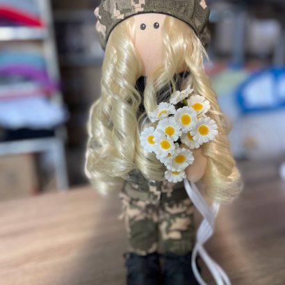 Сувенірна лялька кудрава білявка захисниця військова українка