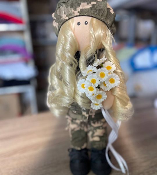 Сувенірна лялька кудрава білявка захисниця військова українка