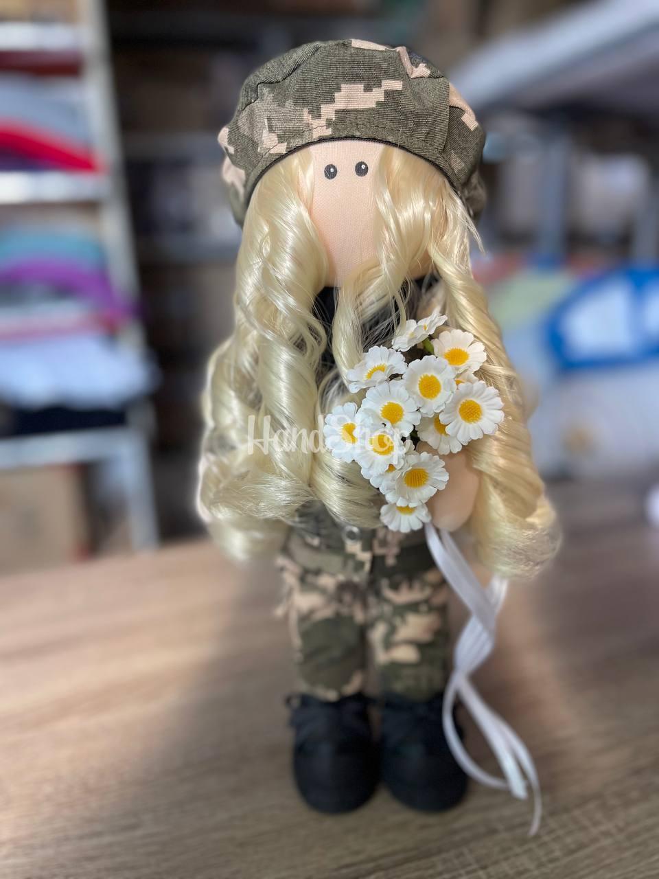 Сувенірна лялька кудрава білявка захисниця військова українка Сувенірна лялька кудрава білявка захисниця військова українка