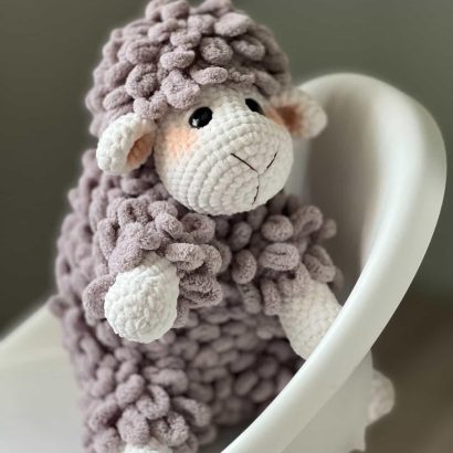 Новорічна велика в’язана іграшка пухнаста вівця 2026