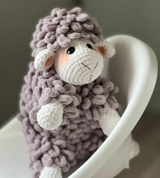 Новорічна велика в’язана іграшка пухнаста вівця 2026