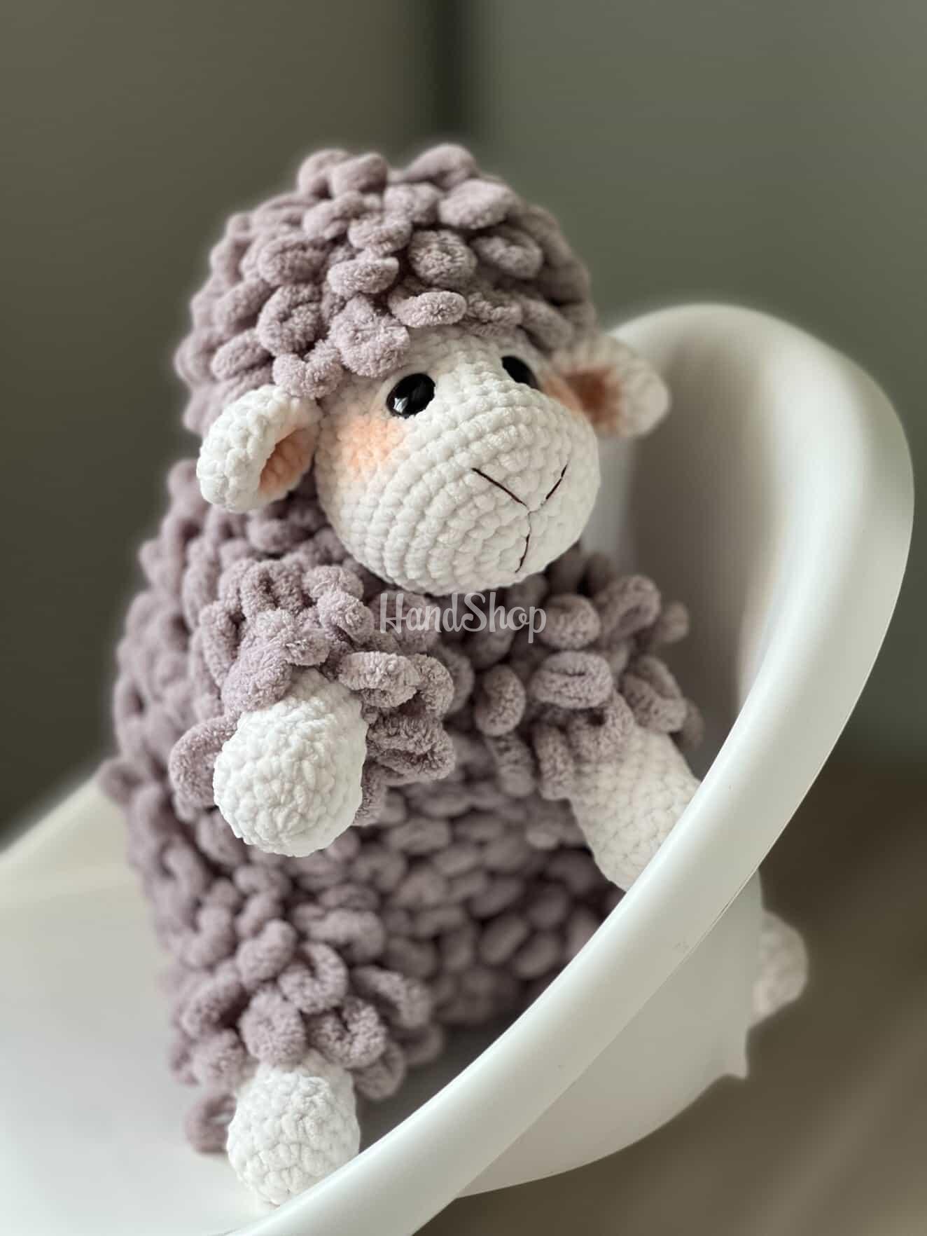 Новорічна велика в’язана іграшка пухнаста вівця 2026 Новорічна велика в’язана іграшка пухнаста вівця 2026