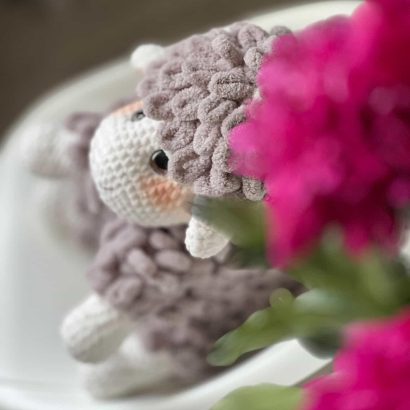 Новорічна велика в’язана іграшка пухнаста вівця 2026