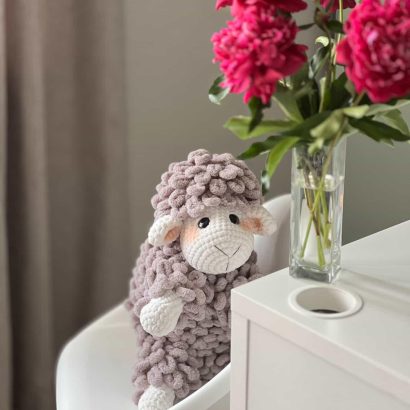 Новорічна велика в’язана іграшка пухнаста вівця 2026