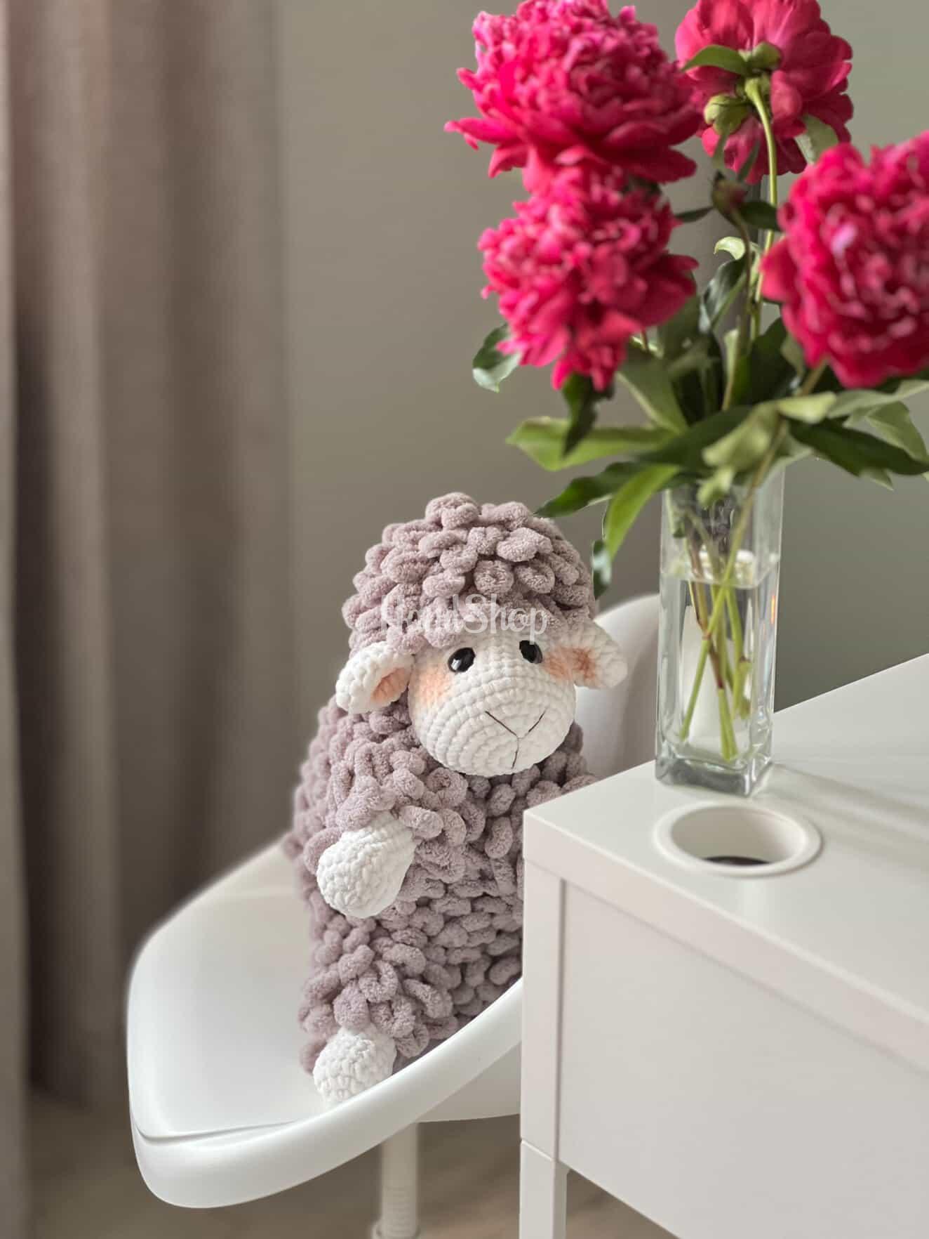 Новорічна велика в’язана іграшка пухнаста вівця 2026 Новорічна велика в’язана іграшка пухнаста вівця 2026