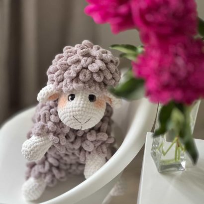 Новорічна велика в’язана іграшка пухнаста вівця 2026