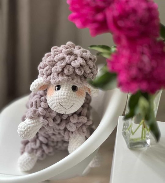 Новорічна велика в’язана іграшка пухнаста вівця 2026