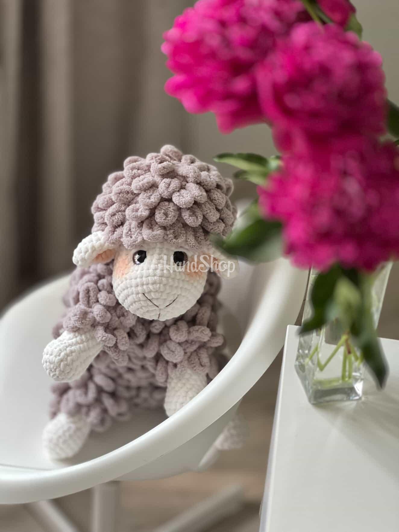 Новорічна велика в’язана іграшка пухнаста вівця 2026 Новорічна велика в’язана іграшка пухнаста вівця 2026