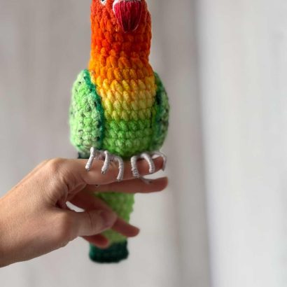 Авторська іграшка в’язаний папуга нерозлучик, 26 см