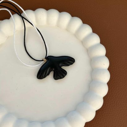 Жіночий кулон чорна пташка горлиця з глини на шнурі