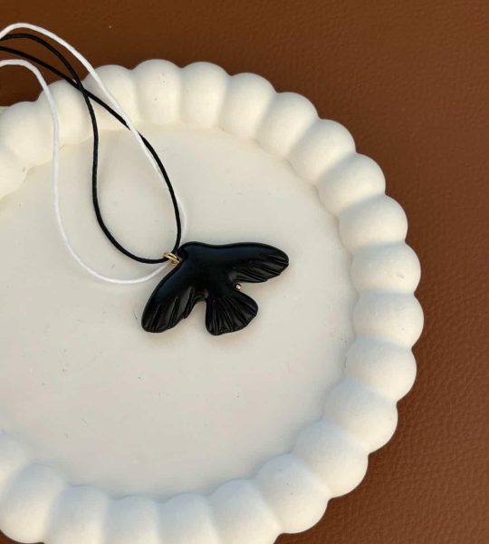 Жіночий кулон чорна пташка горлиця з глини на шнурі