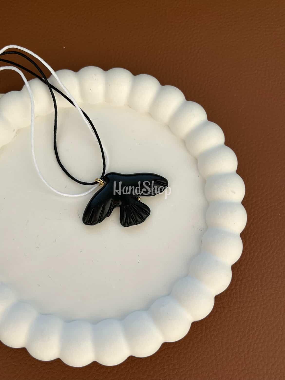 Жіночий кулон чорна пташка горлиця з глини на шнурі Жіночий кулон чорна пташка горлиця з глини на шнурі