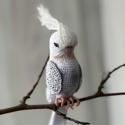 Іграшка в’язаний папуга корела в біло-сіро кольорі сувенір
