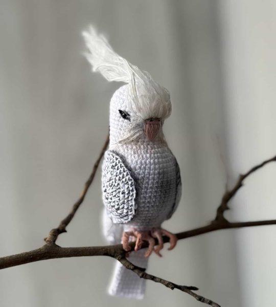 Іграшка в’язаний папуга корела в біло-сіро кольорі сувенір