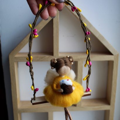 Лялька фея веснянка на гойдалці у жовтій сукні з пасочкою