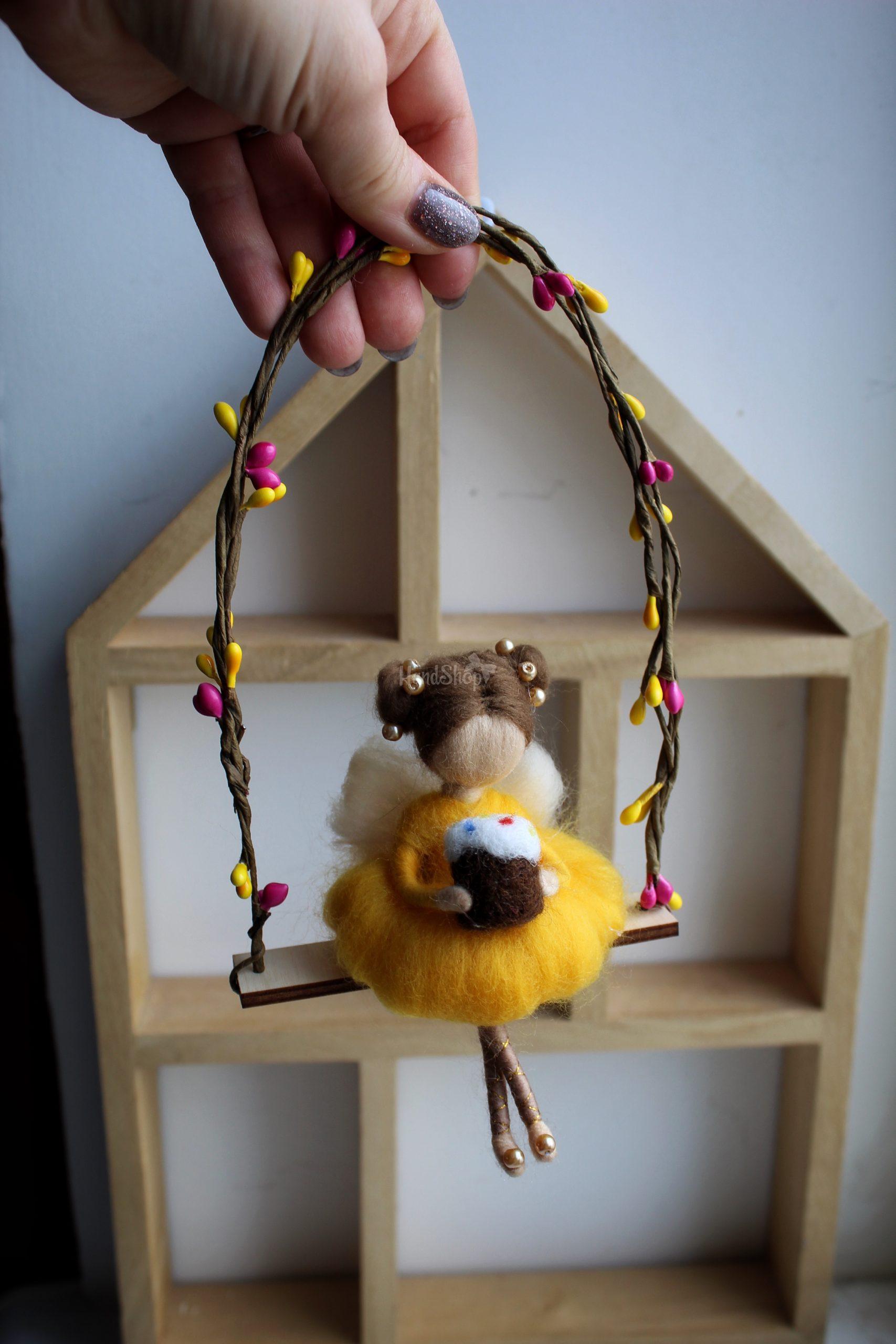 Лялька фея веснянка на гойдалці у жовтій сукні з пасочкою Лялька фея веснянка на гойдалці у жовтій сукні з пасочкою