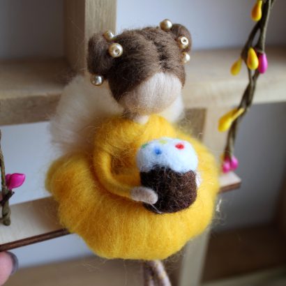 Лялька фея веснянка на гойдалці у жовтій сукні з пасочкою