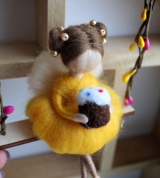 Лялька фея веснянка на гойдалці у жовтій сукні з пасочкою