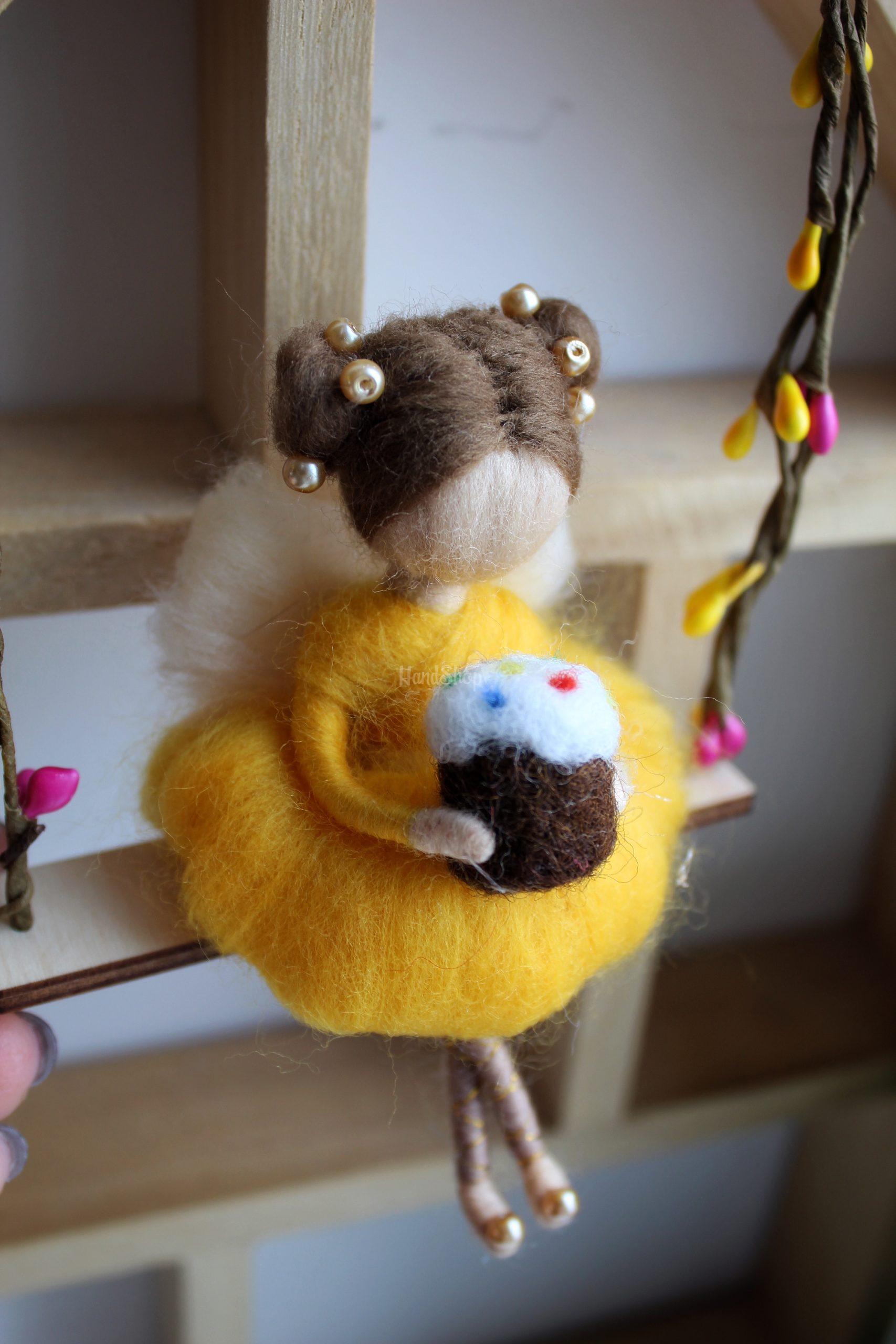 Лялька фея веснянка на гойдалці у жовтій сукні з пасочкою Лялька фея веснянка на гойдалці у жовтій сукні з пасочкою