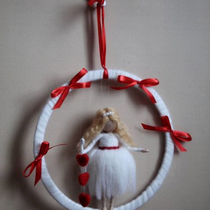 Інтер’єрний оберіг підвіска валентинка дівчинка білявка