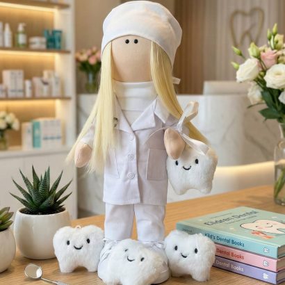Сувенірна велика інтер’єрна лялька лікарка стоматолог