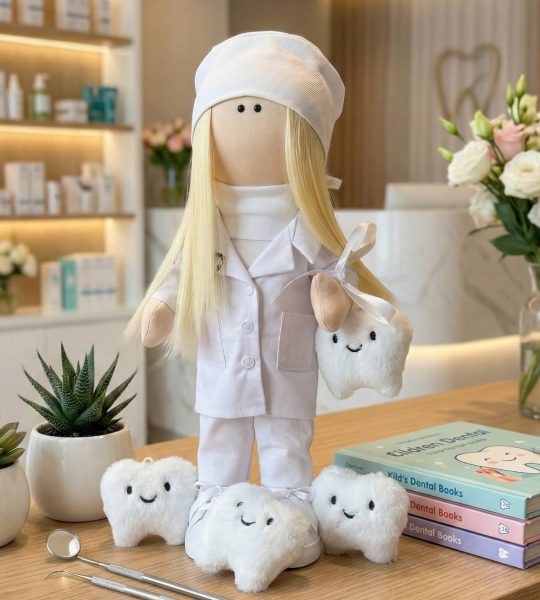 Сувенірна велика інтер’єрна лялька лікарка стоматолог
